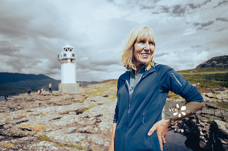 在苏格兰科伊加赫的鲁伊角，一位无忧无虑的女人图片素材