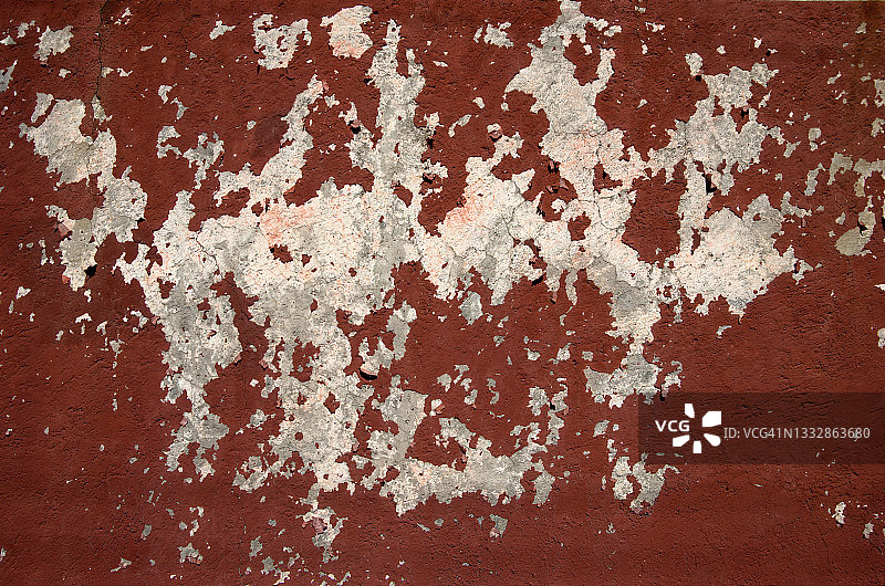 带有锈红色剥落油漆的水泥灰泥墙图片素材