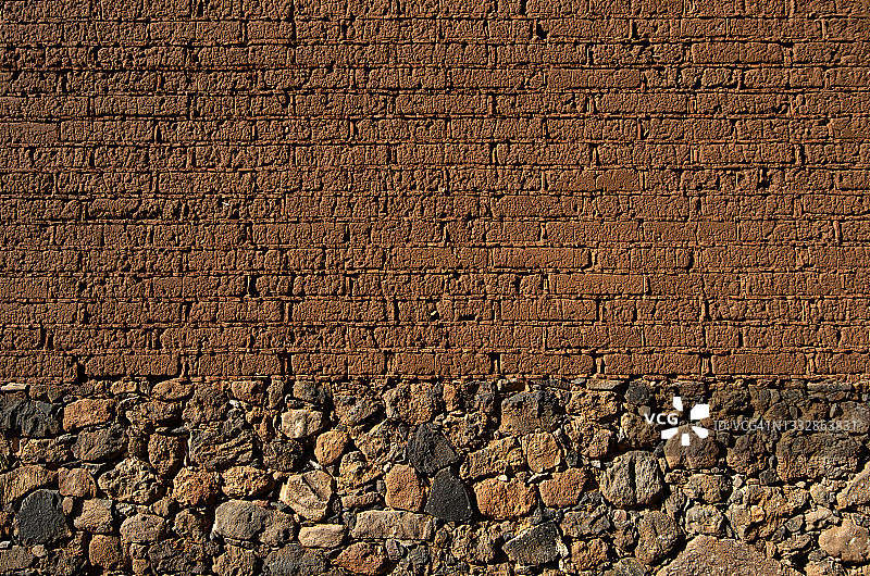 土坯砖和石墙组合图片素材