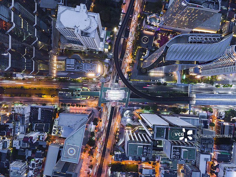 航拍：泰国城市立交桥，高速公路及停车场。曼谷市中心美丽街景图片素材