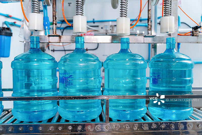 饮料厂饮用水生产线灌装瓶装水图片素材