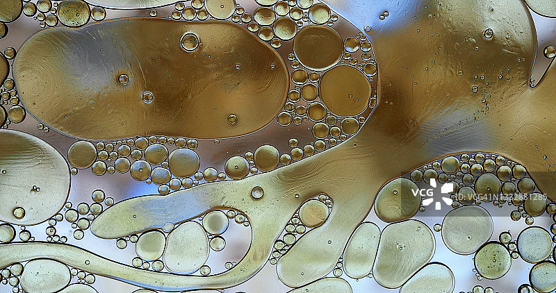 平底锅中橄榄油气泡和油滴的完整画面图片素材