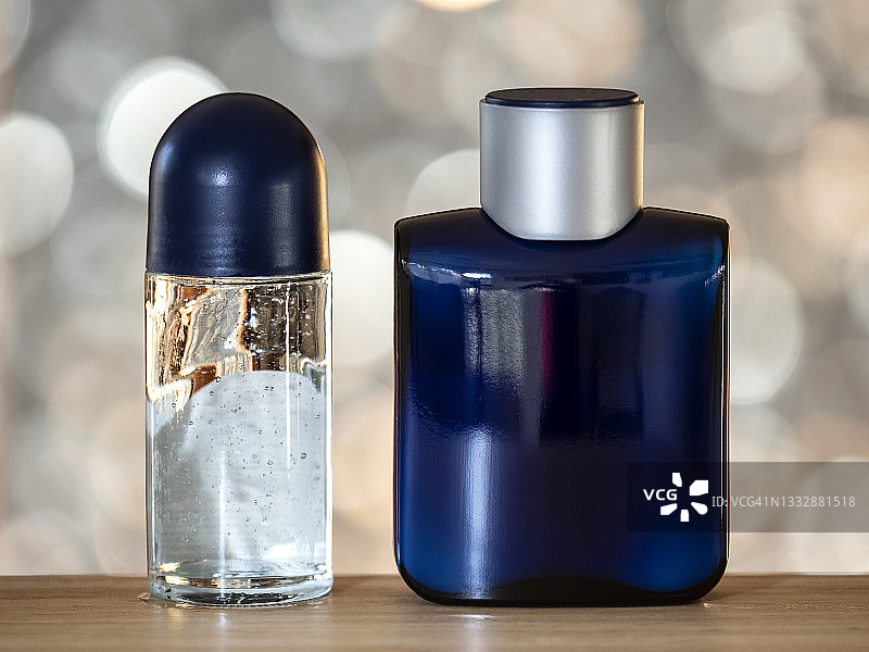 多色背景上的须后水和除臭剂特写图片素材