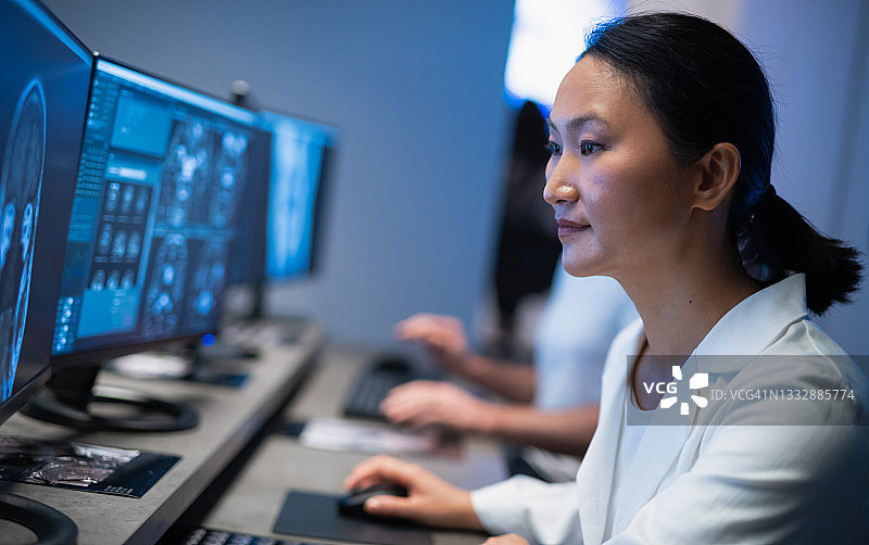 医生使用电脑分析医学扫描结果图片素材