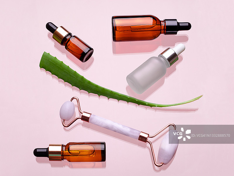 芦荟叶与面部按摩美容套装图片素材