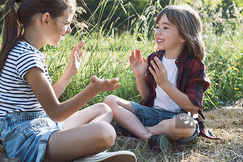 在户外玩耍的男孩和女孩图片素材
