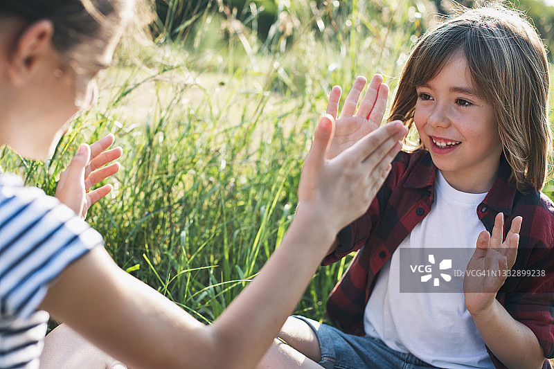 在户外玩耍的男孩和女孩图片素材