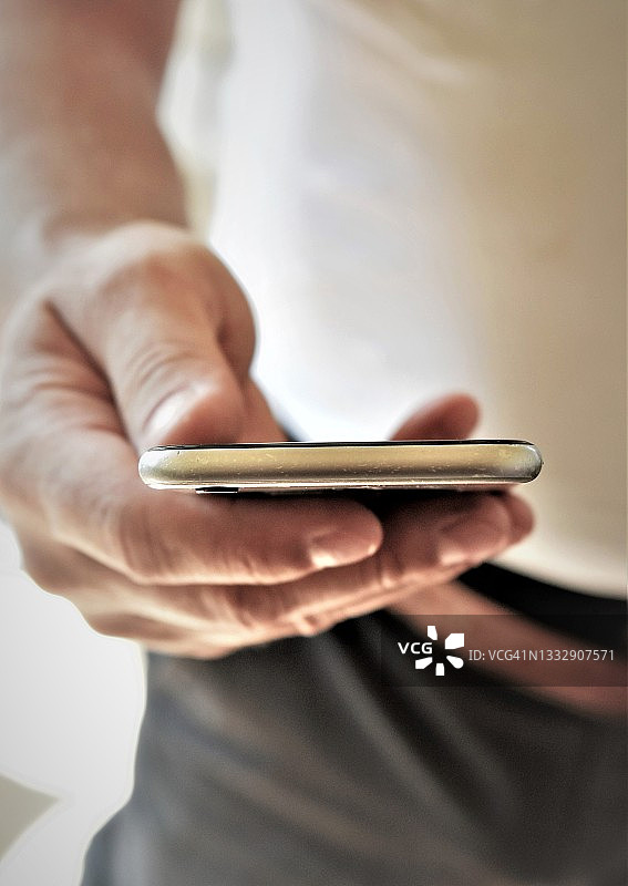 年轻男人手持手机图片素材