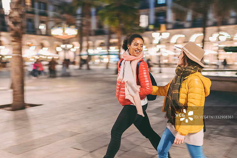 朋友们一起探索巴塞罗那图片素材