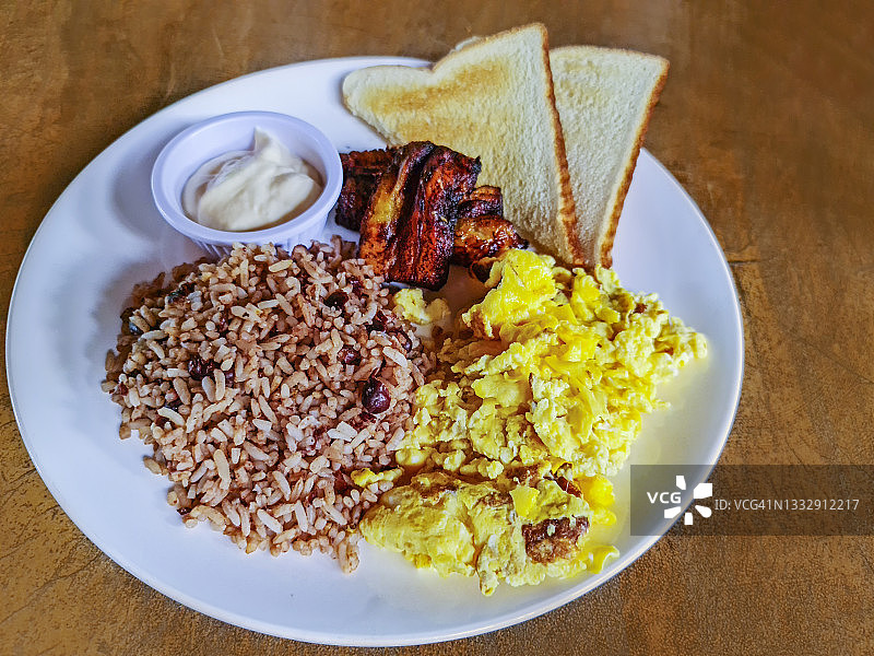 哥斯达黎加特色早餐："Gallo Pinto"配鸡蛋图片素材