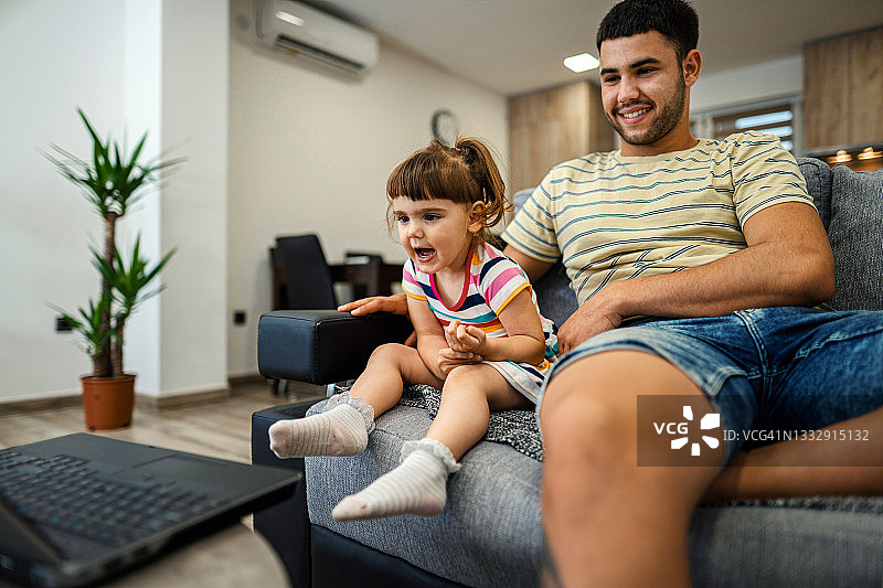 哥哥和妹妹正在看动画片图片素材