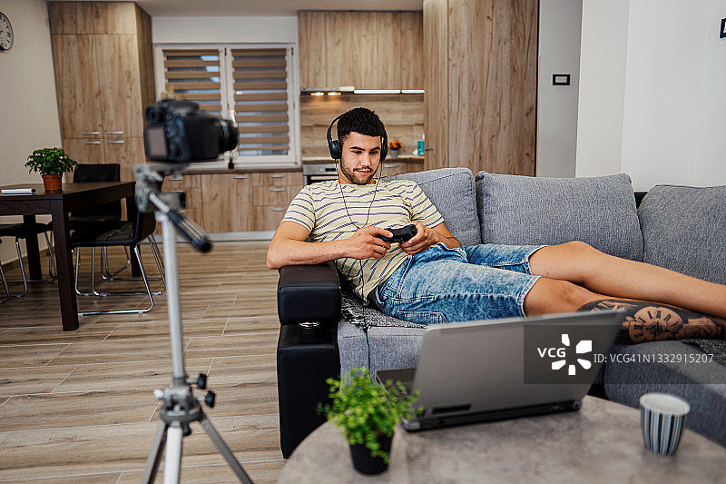 青年直播玩游戏图片素材