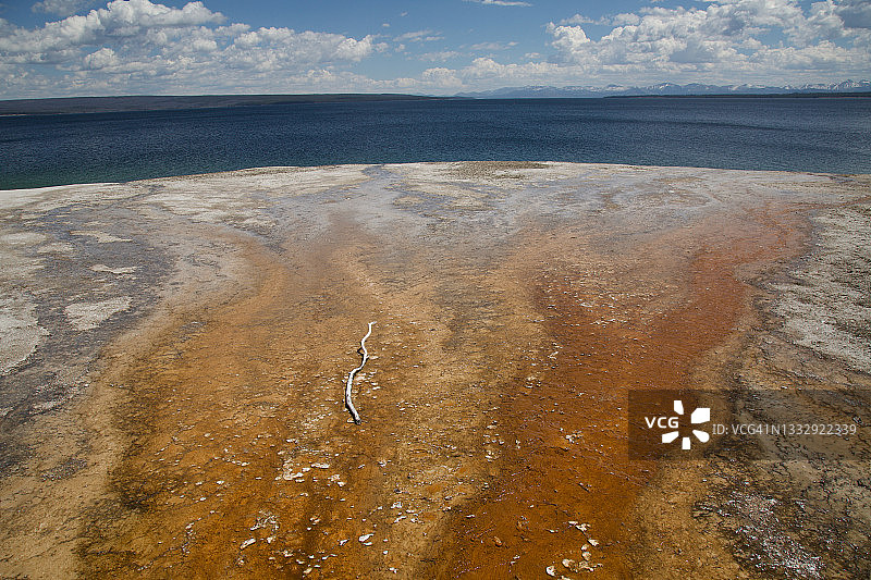 黄石国家公园西拇指间歇泉盆地的黄石湖图片素材