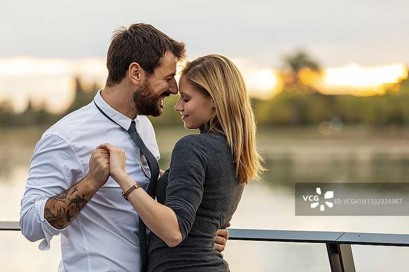 河岸边相爱的年轻情侣图片素材