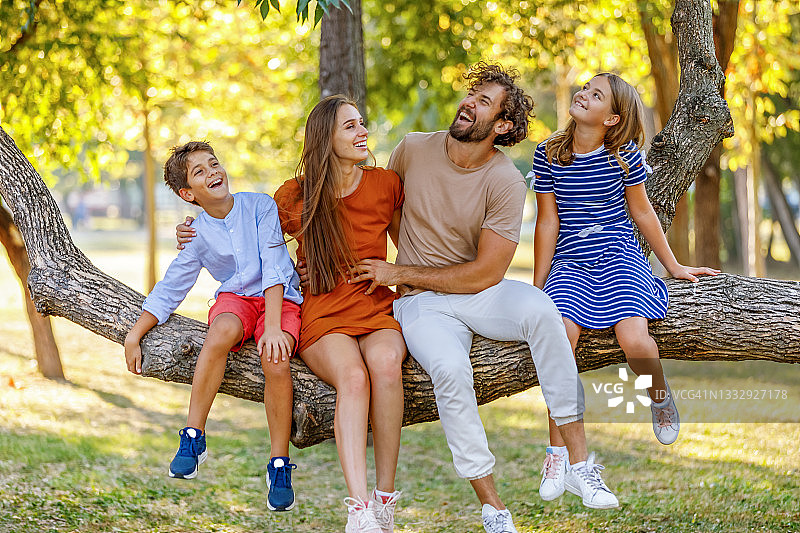 快乐的一家人在享受大自然图片素材