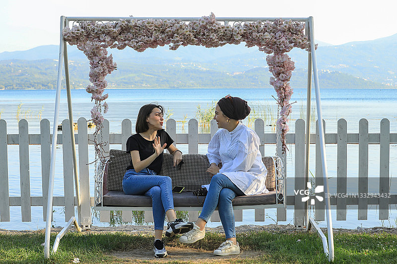 穆斯林妇女与闺蜜图片素材