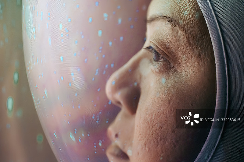 中国中年女宇航员眺望星尘反光美景，展开冒险探索之旅图片素材