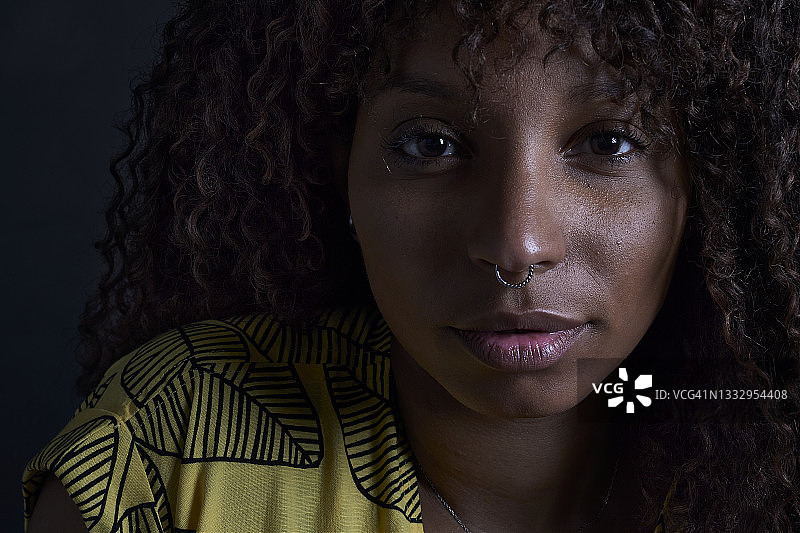 年轻非洲裔女子特写图片素材