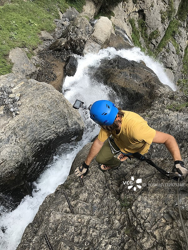 攀登铁索栈道的男人图片素材