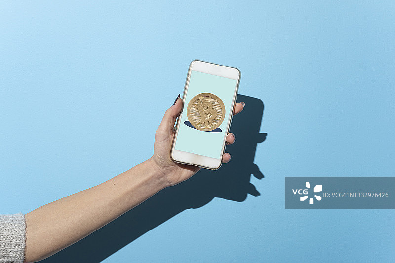 带有比特币的智能手机图片素材
