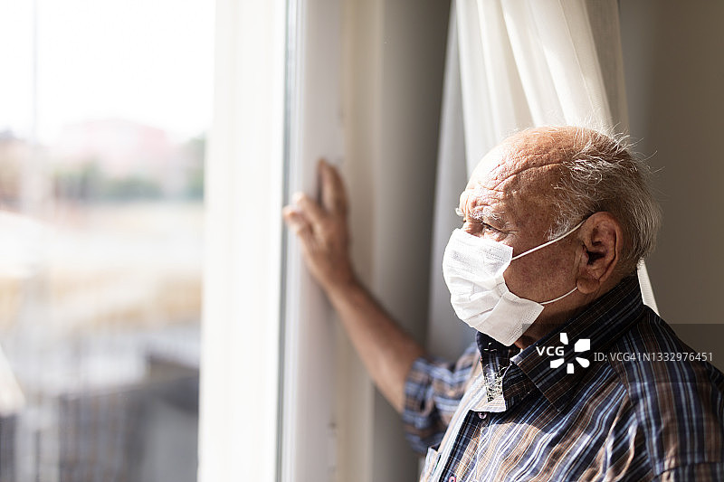 老年男人因疫情无法出门图片素材