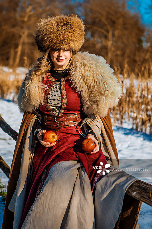 身穿传统服装的俄罗斯历史女性女王在户外图片素材