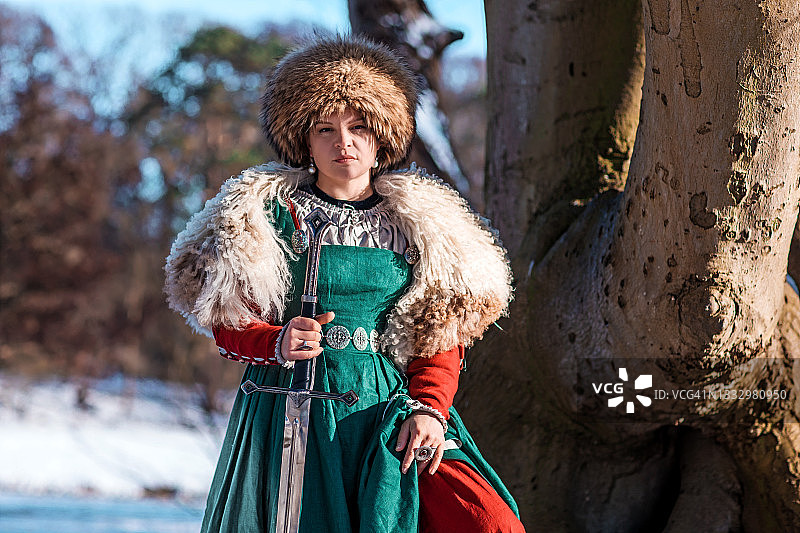 身穿传统服装的俄罗斯历史女性女王在户外图片素材