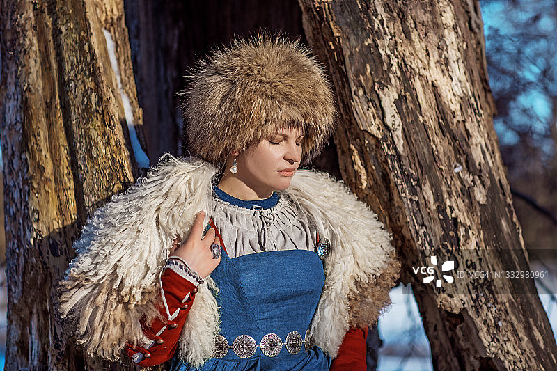 身穿传统服饰的俄罗斯历史女王户外肖像图片素材