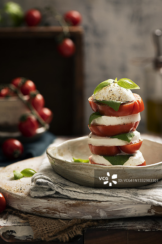 意大利卡普雷塞沙拉：马苏里拉奶酪和番茄图片素材