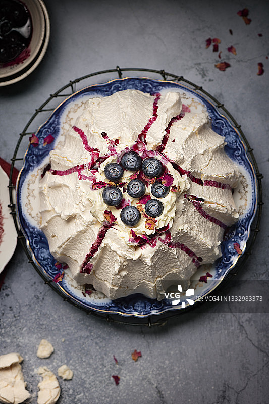 蓝莓玫瑰花瓣蛋白甜饼图片素材