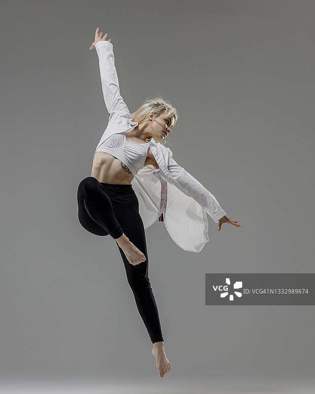 现代舞者在灰色背景上图片素材