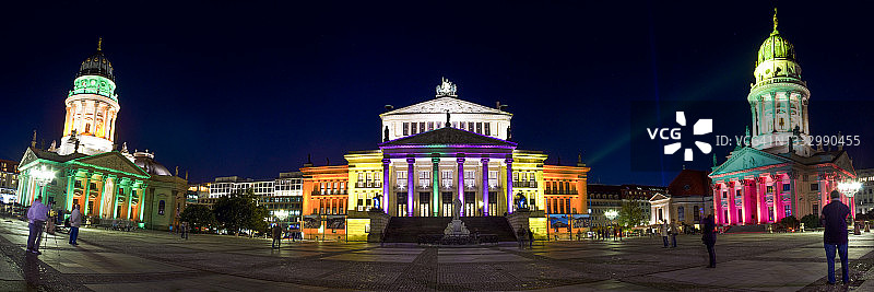 德国柏林灯光节期间的宪兵广场，有音乐厅、德国教堂和法国教堂图片素材
