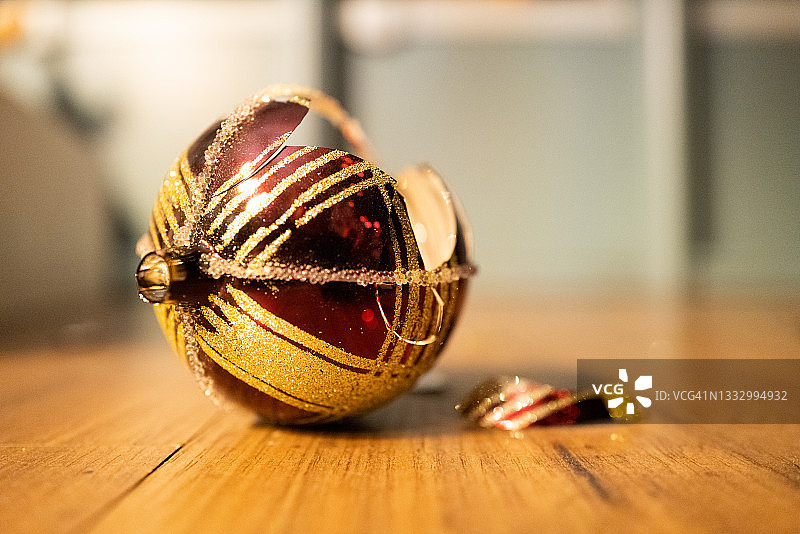 地板上的破碎圣诞球图片素材