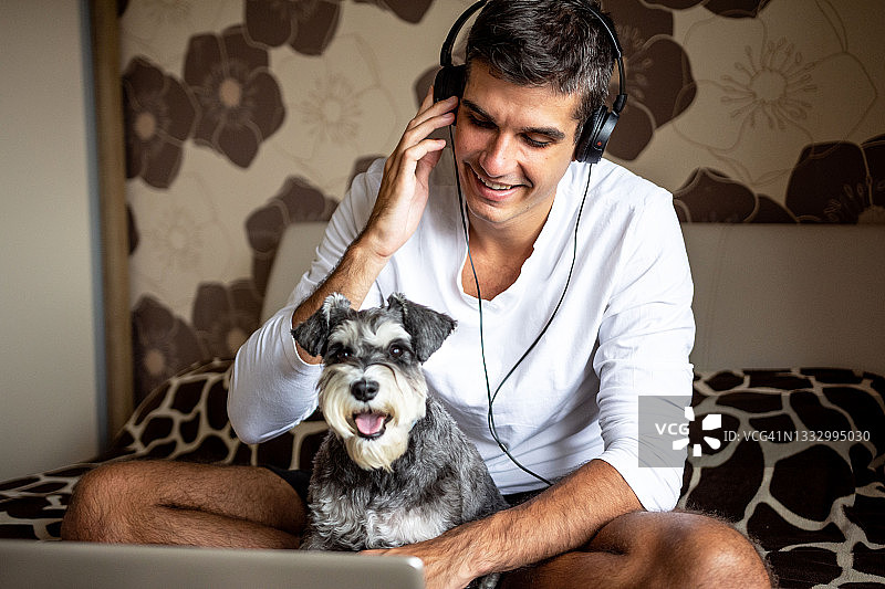 雪纳瑞犬与主人互动图片素材