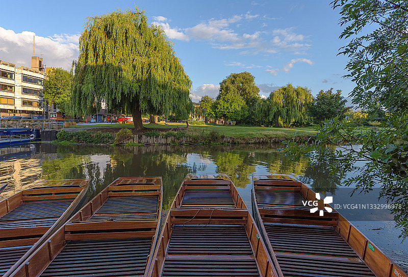 康河上的撑篙船图片素材