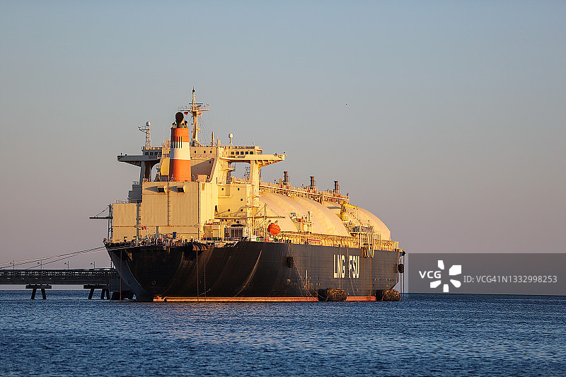 系泊在码头的液化天然气浮式储卸装置图片素材