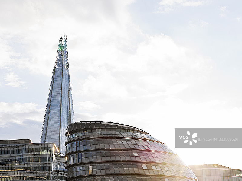 日落时分的现代玻璃建筑图片素材