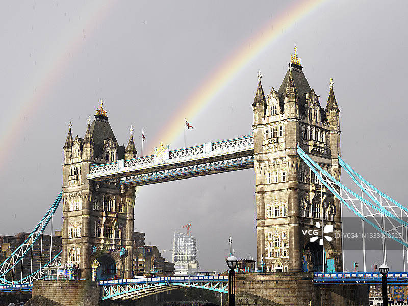 伦敦塔桥上的彩虹图片素材