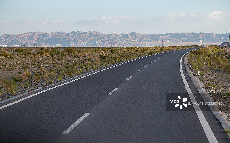 戈壁沙漠中的高速公路图片素材