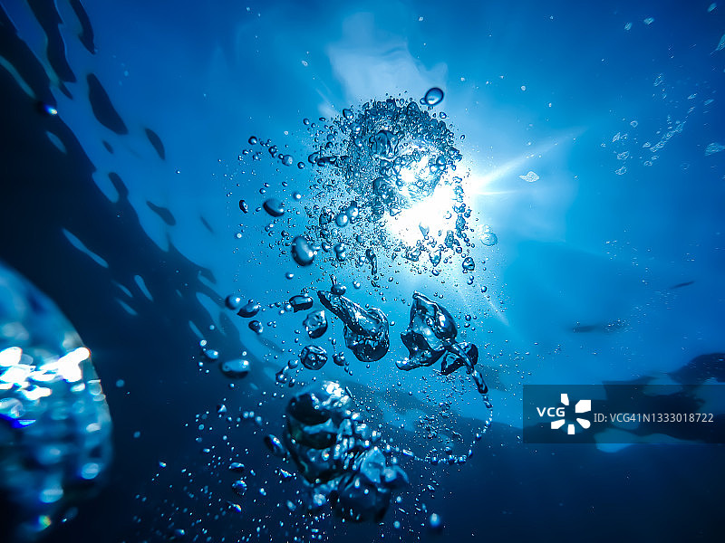 深水中的气泡与阳光图片素材