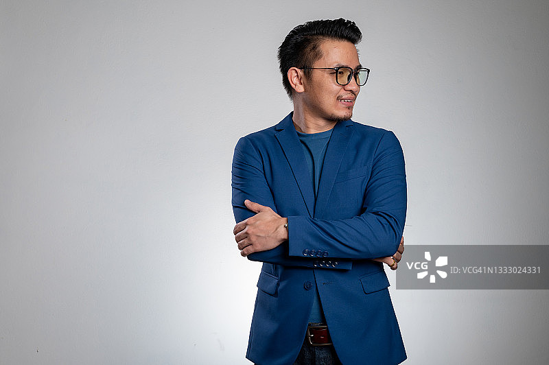 商务人士身穿休闲装放松的真实工作室照片图片素材