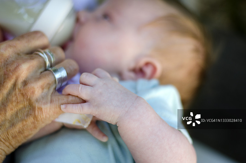 祖母喂养新生儿图片素材