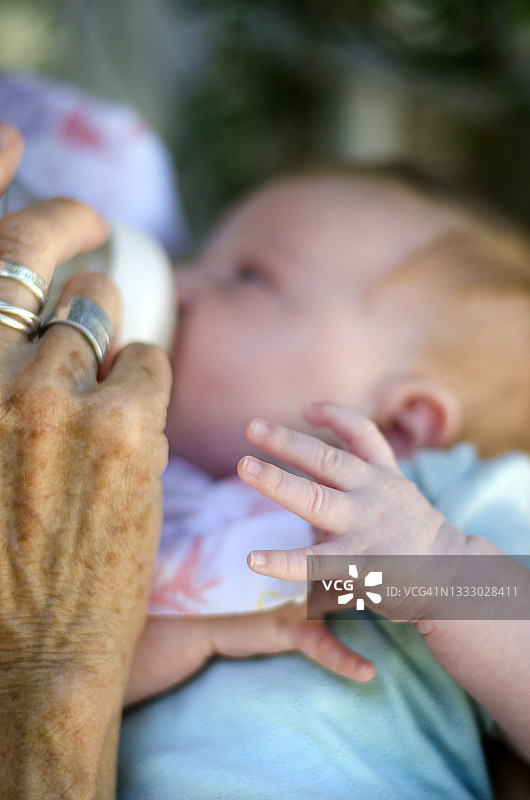 祖母喂养新生儿图片素材