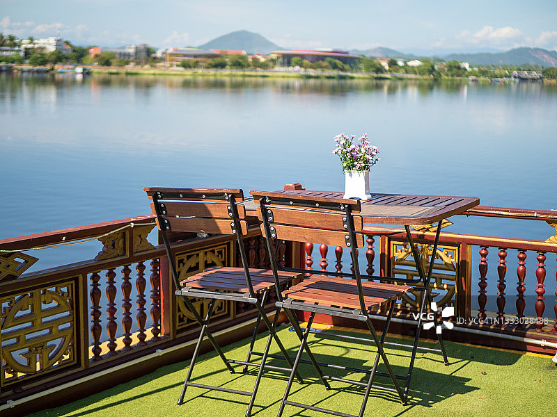 河边浪漫座位图片素材
