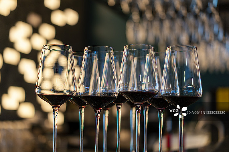 酒吧里的葡萄酒杯特写图片素材