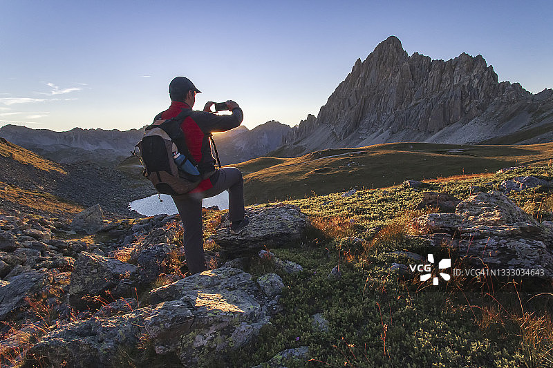 日落时分的山区自拍图片素材