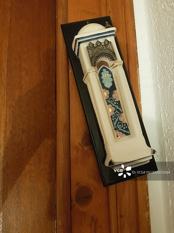 门柱上的复古象牙色华丽经文盒特写图片素材