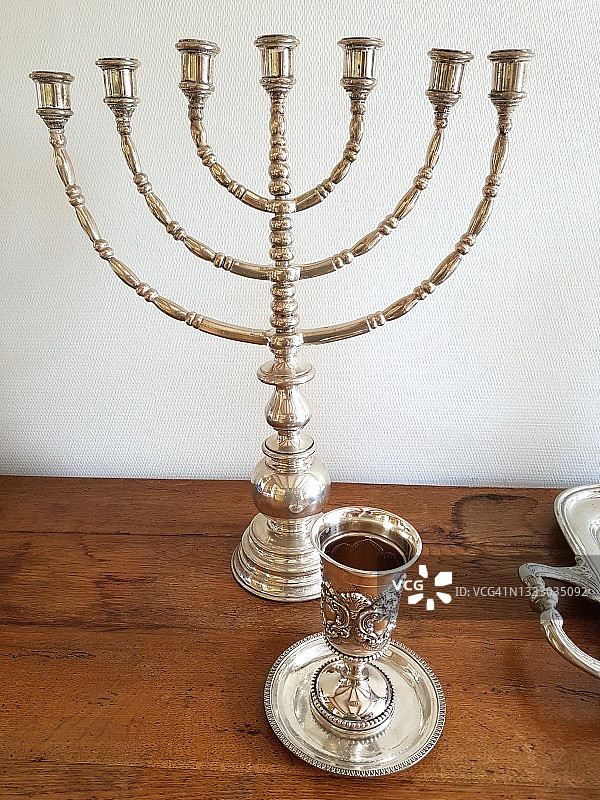 犹太传统银质七枝烛台和圣餐杯图片素材