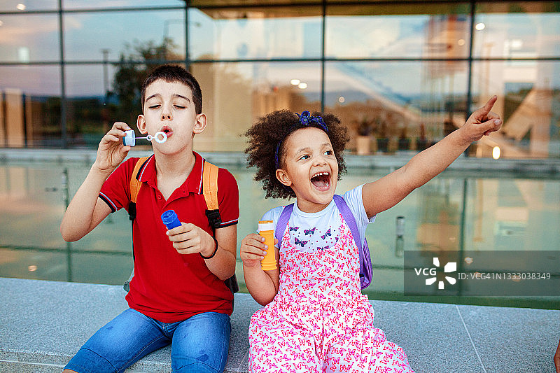 孩子们放学后吹肥皂泡图片素材