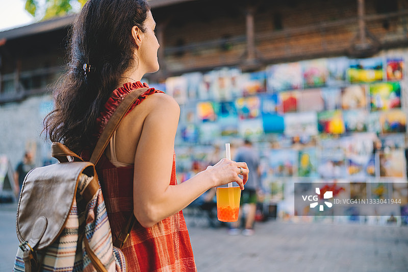 独自旅行者探索欧洲图片素材